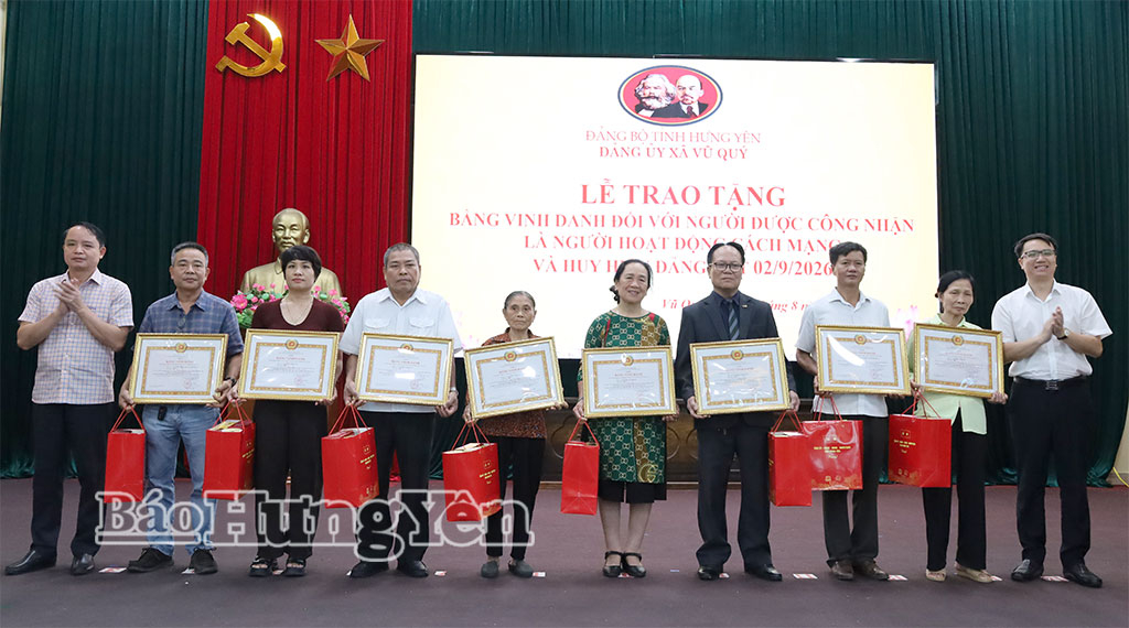 Lãnh đạo xã Vũ Quý trao tặng Bằng vinh danh cho thân nhân người được công nhận là người hoạt động cách mạng.