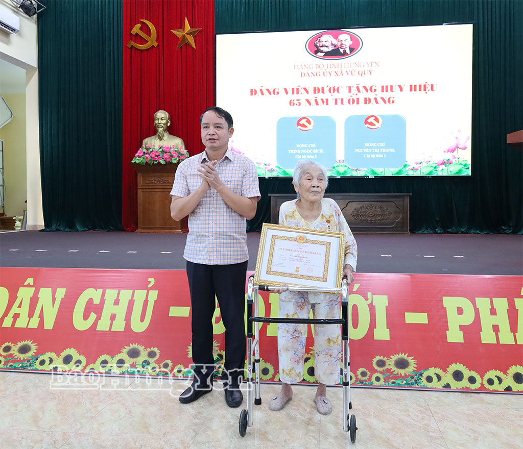 Lãnh đạo xã Vũ Quý trao tặng Huy hiệu Đảng cho đảng viên 65 năm tuổi Đảng.