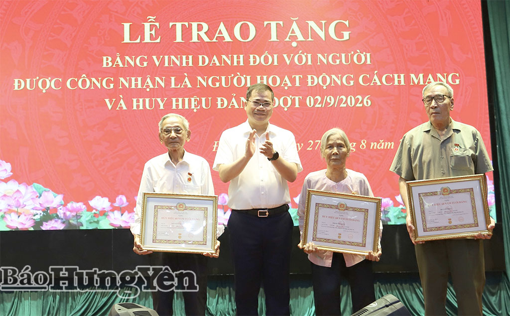 Lãnh đạo xã Đại Đồng trao Huy hiệu 60 năm tuổi Đảng tặng các đảng viên.