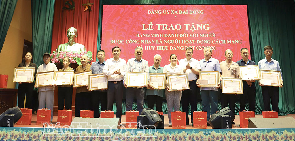 Lãnh đạo xã Đại Đồng trao tặng Bằng vinh danh và quà cho thân nhân của những người được công nhận là người hoạt động cách mạng.