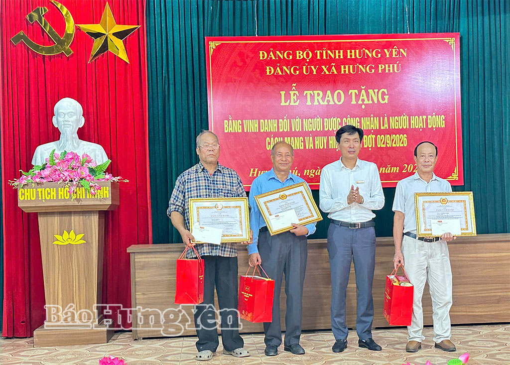 Lãnh đạo xã Hưng Phú trao Bằng vinh danh và quà của tỉnh cho thân nhân người được công nhận là người hoạt động cách mạng.