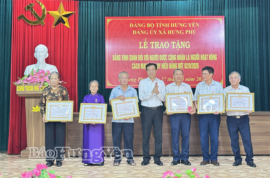 Lãnh đạo xã Hưng Phú trao Huy hiệu 50, 45 năm tuổi Đảng tặng các đảng viên.