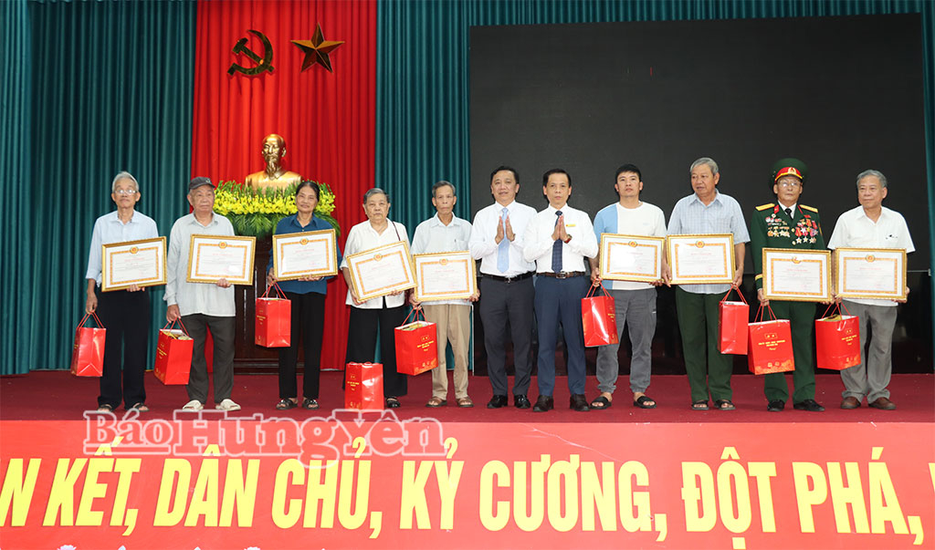 Lãnh đạo xã Đông Tiên Hưng trao Bằng vinh danh cho thân nhân người hoạt động cách mạng.