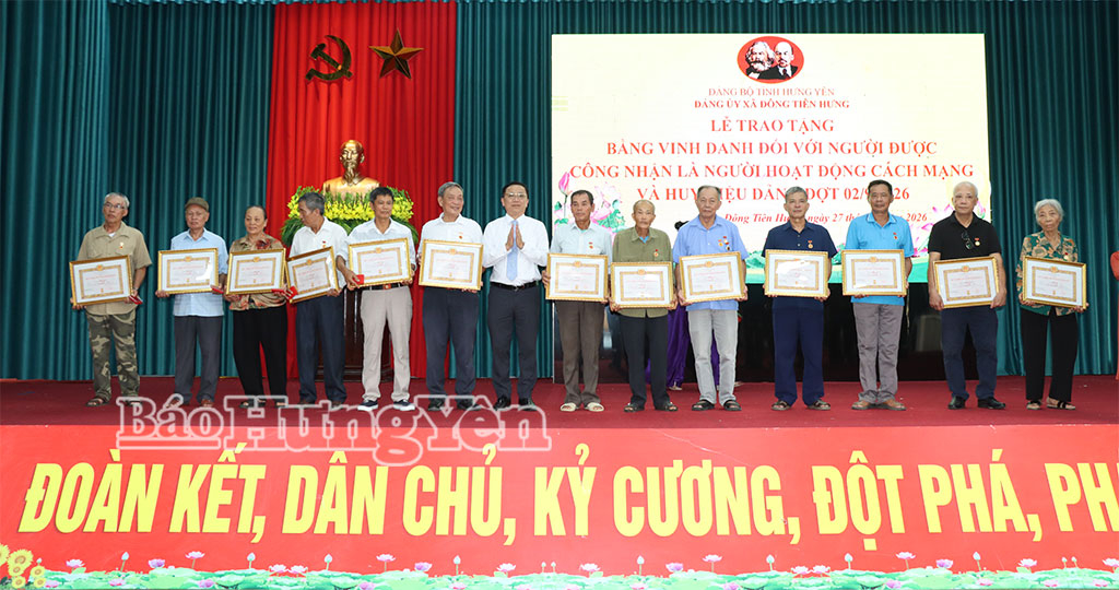 Lãnh đạo xã Đông Tiên Hưng trao Huy hiệu 40, 45 năm tuổi Đảng cho các đảng viên.