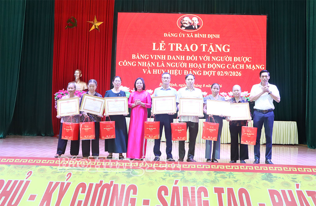 Lãnh đạo xã Bình Định trao bằng vinh danh cho đại diện gia đình người hoạt động cách mạng.