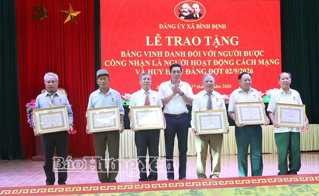 Lãnh đạo xã Bình Định trao Huy hiệu Đảng tặng các đảng viên.