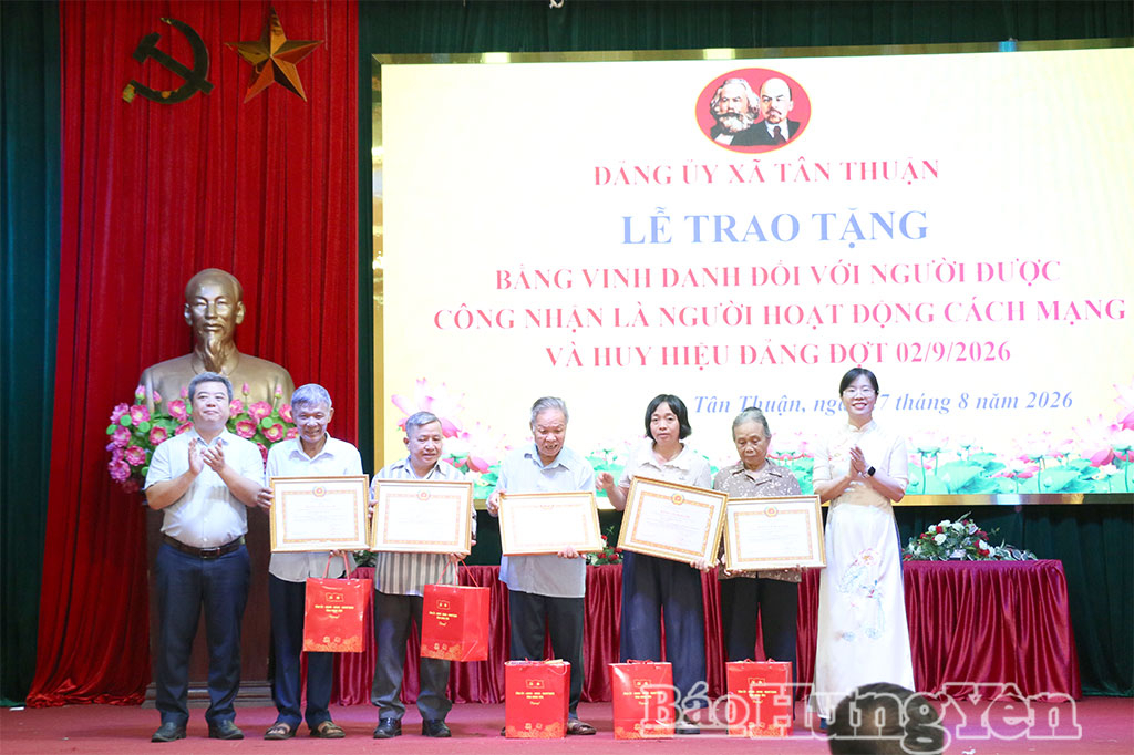 Lãnh đạo xã Tân Thuận trao Bằng vinh danh và tặng quà cho thân nhân người được công nhận là người hoạt động cách mạng trên địa bàn xã.