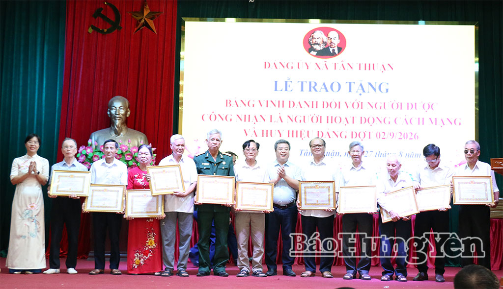 Lãnh đạo xã Tân Thuận trao Huy hiệu Đảng tặng các đảng viên đợt 2/9.
