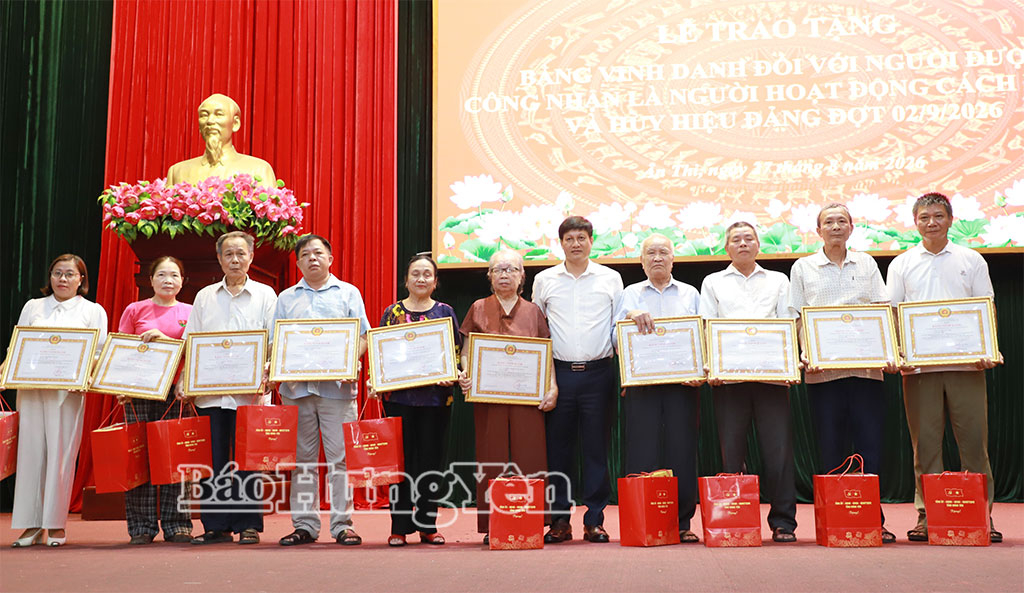 Lãnh đạo xã Ân Thi trao Bằng vinh danh cho đại diện gia đình người tham gia hoạt động cách mạng.