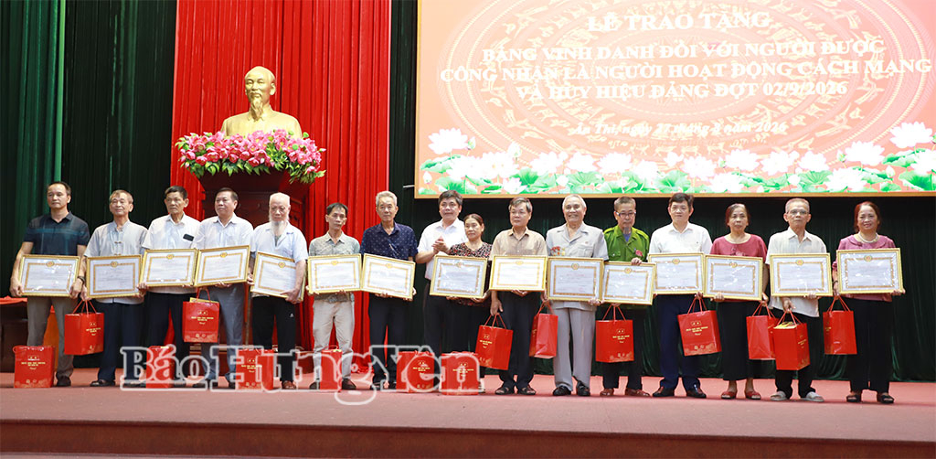 Lãnh đạo xã Ân Thi trao Huy hiệu Đảng tặng các đảng viên.