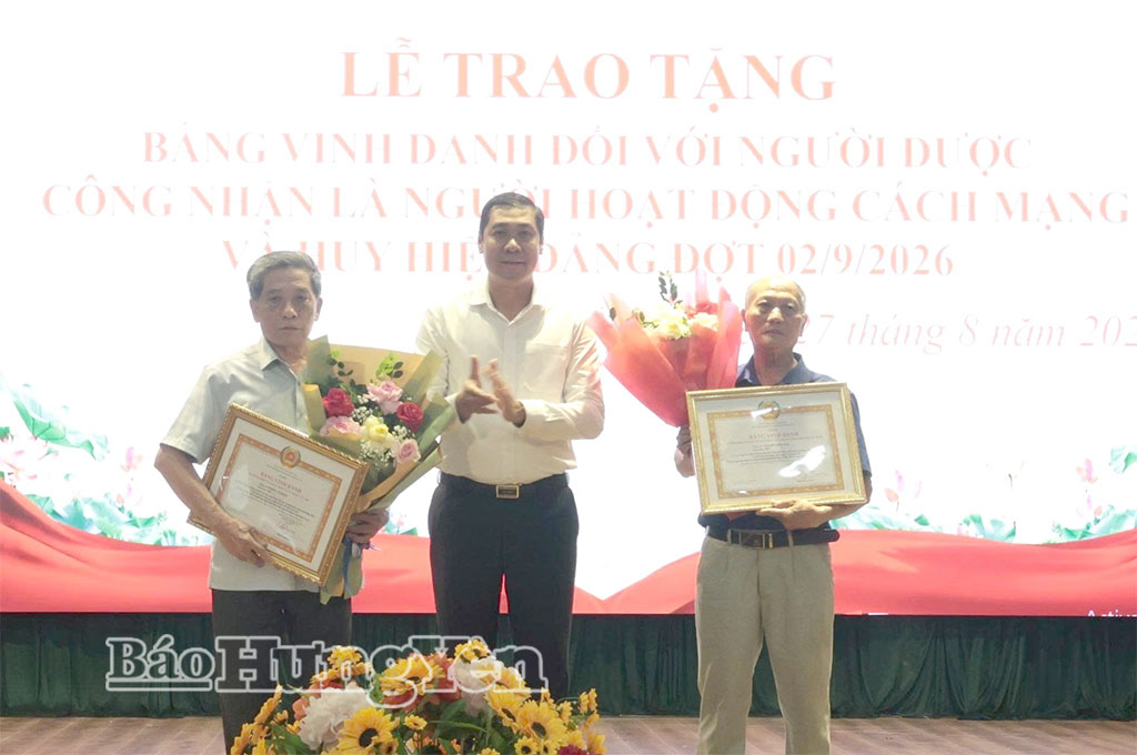 Lãnh đạo phường Sơn Nam trao Bằng vinh danh và tặng quà của tỉnh cho thân nhân người được công nhận là người hoạt động cách mạng.