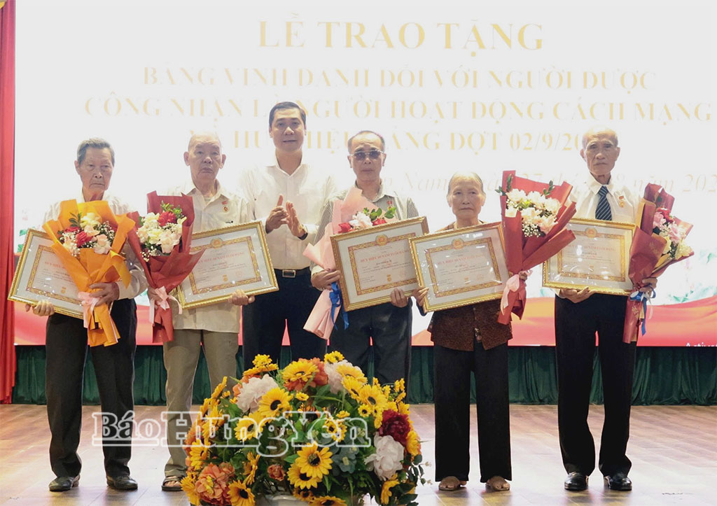 Lãnh đạo phường Sơn Nam trao Huy hiệu Đảng 60 năm tuổi Đảng tặng các đảng viên.