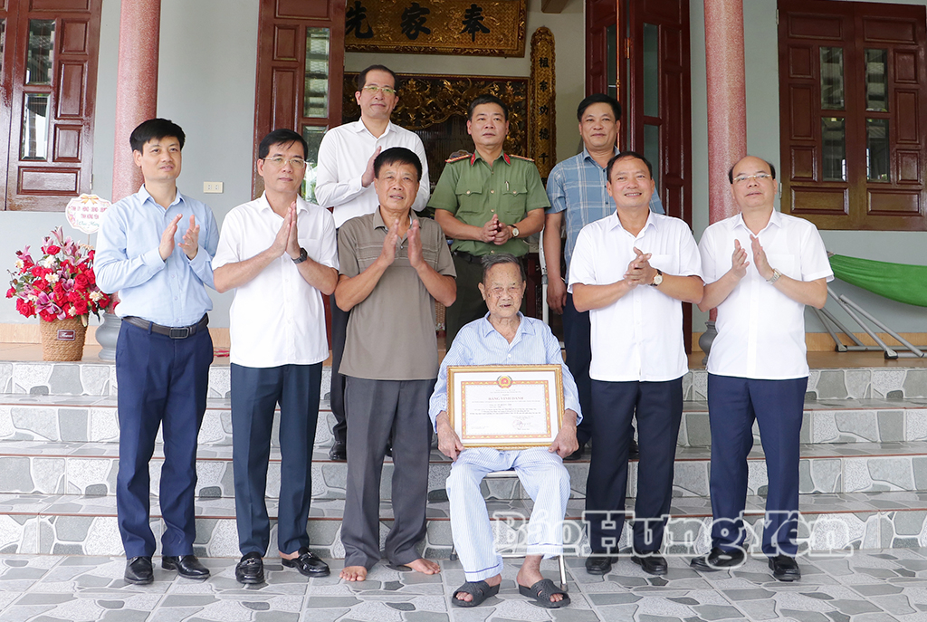 Đồng chí Trần Quốc Văn, Phó Bí thư Tỉnh ủy, Chủ tịch HĐND tỉnh trao Bằng vinh danh người hoạt động cách mạng từ ngày 1/1/1945 đến ngày khởi nghĩa Tháng Tám năm 1945 tặng đồng chí Lê Quang Ánh, sinh năm 1925, ở thôn Vọng Lỗ, xã Phụ Dực.