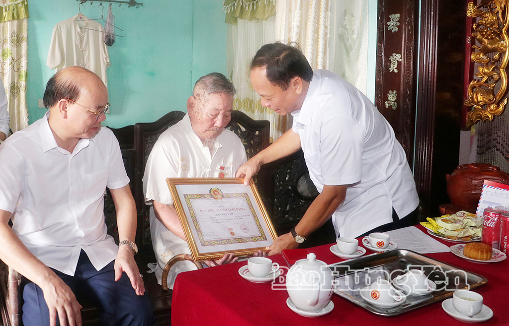 Đồng chí Trần Quốc Văn, Phó Bí thư Tỉnh ủy, Chủ tịch HĐND tỉnh trao Huy hiệu 80 năm tuổi Đảng tặng đảng viên Trần Thọ Hào, sinh hoạt tại Chi bộ thôn Tam Tỉnh, Đảng bộ xã Vạn Xuân.