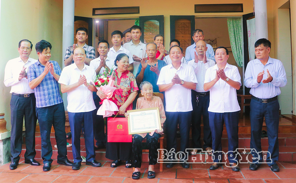 Đồng chí Trần Quốc Văn, Phó Bí thư Tỉnh ủy, Chủ tịch HĐND tỉnh trao Huy hiệu 80 năm tuổi Đảng tặng đảng viên Trần Thị Thành, sinh hoạt tại Chi bộ thôn Phú Chử, Đảng bộ xã Vạn Xuân.