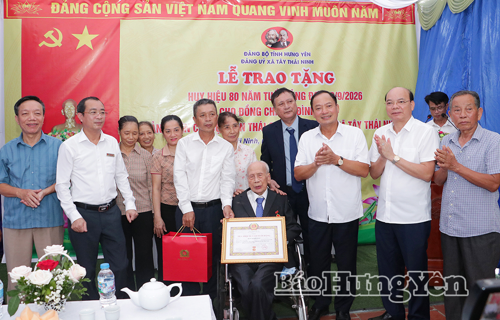 Đồng chí Trần Quốc Văn, Phó Bí thư Tỉnh ủy, Chủ tịch HĐND tỉnh trao Huy hiệu 80 năm tuổi Đảng tặng đảng viên Bùi Đình Mạc, sinh hoạt tại Chi bộ thôn Thái Giang, Đảng bộ xã Tây Thái Ninh.