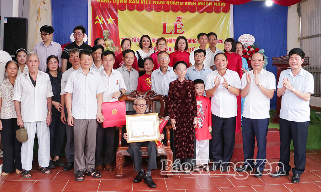 Đồng chí Trần Quốc Văn, Phó Bí thư Tỉnh ủy, Chủ tịch HĐND tỉnh trao Huy hiệu 80 năm tuổi Đảng tặng đảng viên Nguyễn Lữ, sinh hoạt tại Chi bộ thôn Hòe Nha, Đảng bộ xã Tây Thụy Anh.