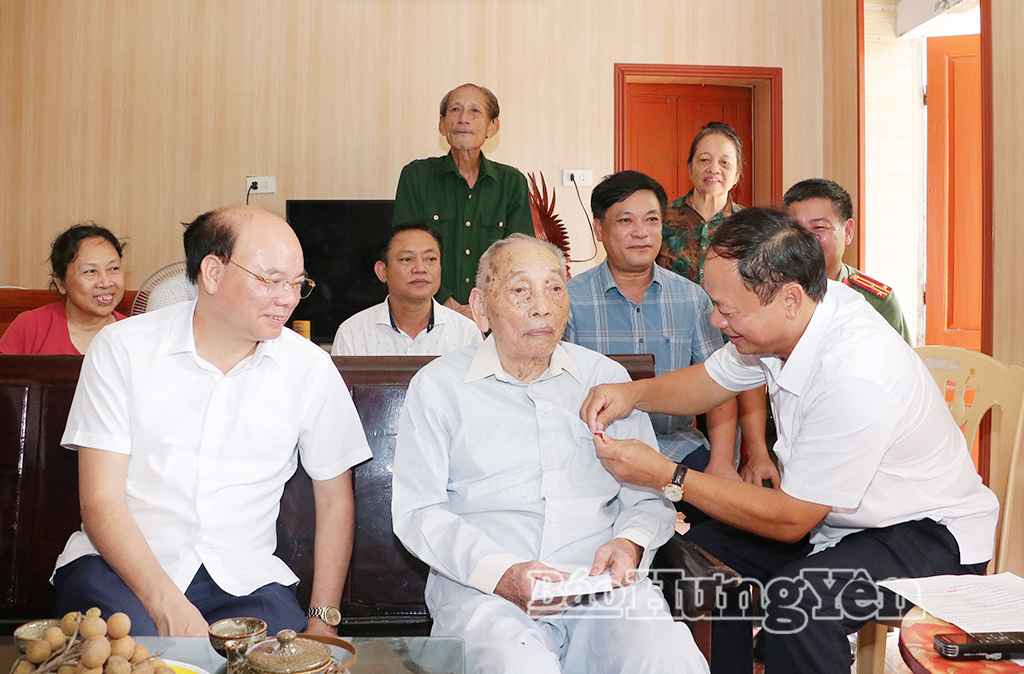 Đồng chí Trần Quốc Văn, Phó Bí thư Tỉnh ủy, Chủ tịch HĐND tỉnh trao Huy hiệu 80 năm tuổi Đảng tặng đảng viên Vũ Văn Đản, sinh hoạt tại Chi bộ thôn An Bài 4, Đảng bộ xã Phụ Dực.