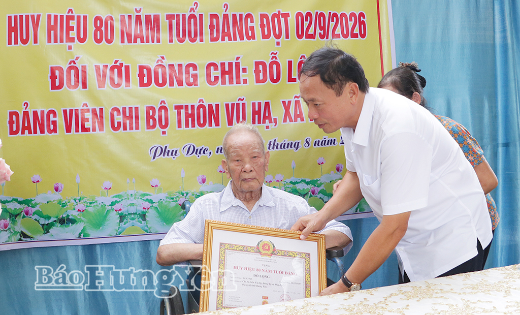 Đồng chí Trần Quốc Văn, Phó Bí thư Tỉnh ủy, Chủ tịch HĐND tỉnh trao Huy hiệu 80 năm tuổi Đảng tặng đảng viên Đỗ Lộng, sinh hoạt tại Chi bộ thôn Vũ Hạ, Đảng bộ xã Phụ Dực.