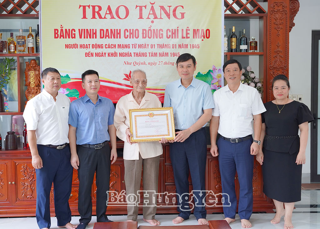 Đồng chí Phó Chủ tịch Thường trực UBND tỉnh Nguyễn Lê Huy trao Bằng vinh danh tặng đồng chí Lê Mạo (xã Như Quỳnh).