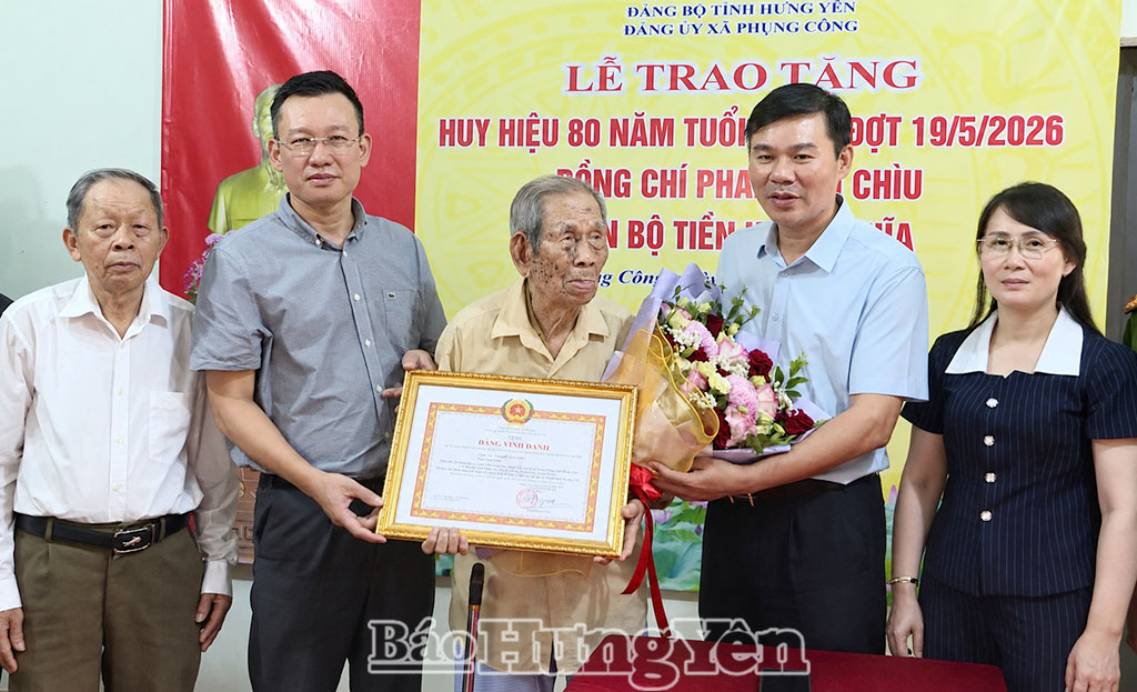 Đồng chí Phó Chủ tịch Thường trực UBND tỉnh Nguyễn Lê Huy trao Bằng vinh danh tặng đồng chí Phan Văn Chìu (xã Phụng Công).