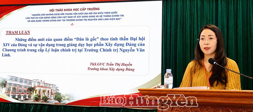 Giảng viên tham luận tại hội thảo.