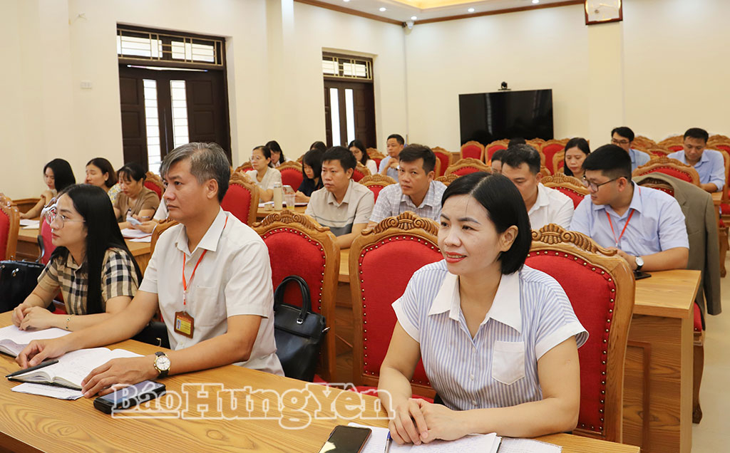 Cán bộ, giảng viên Trường Chính trị Nguyễn Văn Linh dự hội thảo.