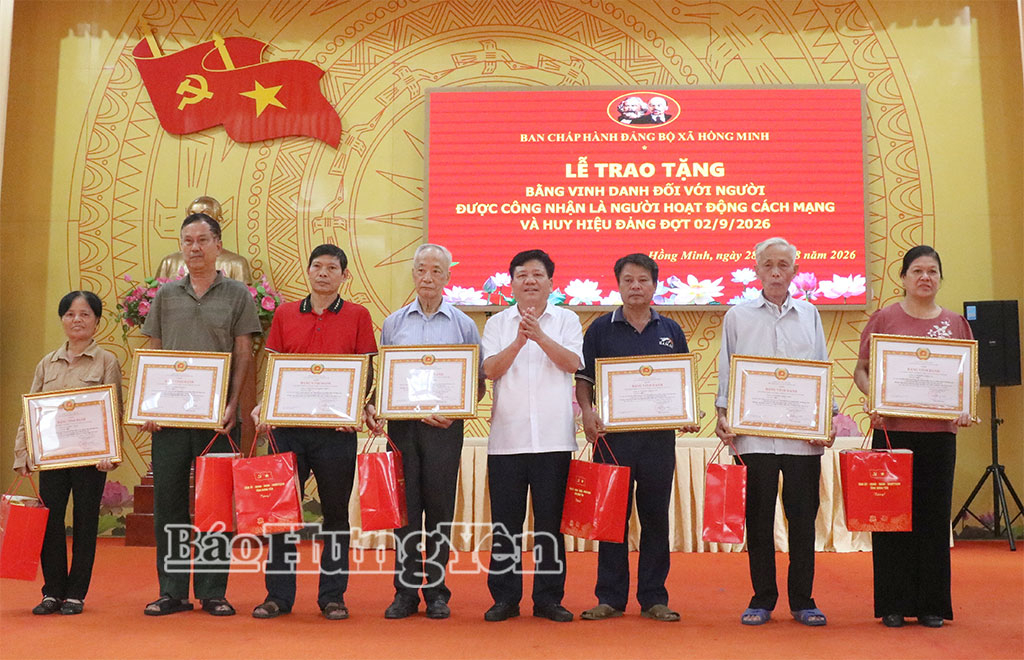 Lãnh đạo xã Hồng Minh trao Bằng vinh danh và quà của tỉnh cho thân nhân người được công nhận là người hoạt động cách mạng.