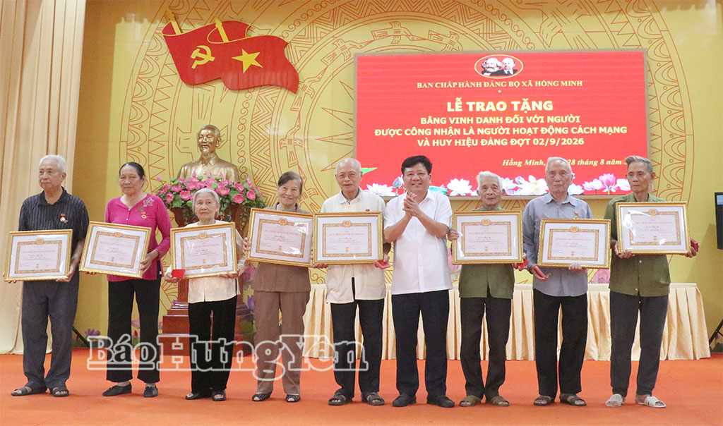 Lãnh đạo xã Hồng Minh trao Huy hiệu Đảng 60 năm tuổi Đảng tặng các đảng viên.