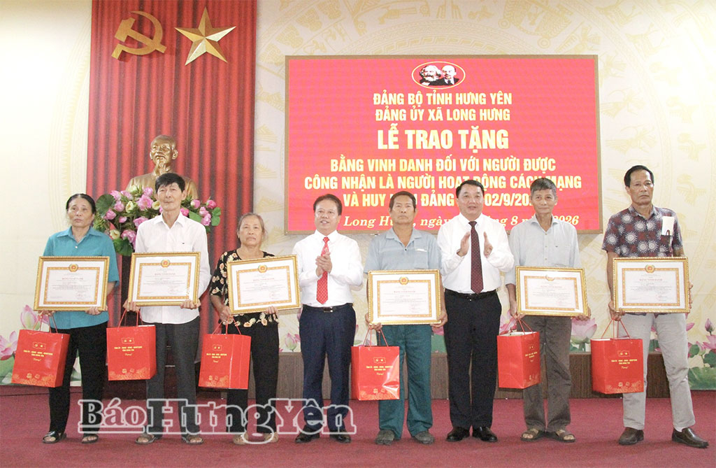 Lãnh đạo xã Long Hưng trao Bằng Vinh danh và quà của tỉnh cho thân nhân người được công nhận là người hoạt động cách mạng tại buổi lễ.