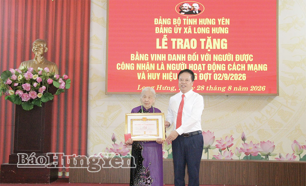 Lãnh đạo xã Long Hưng trao Huy hiệu 70 năm tuổi Đảng tặng đảng viên Trần Thị Đế, thôn Tiến Dũng.