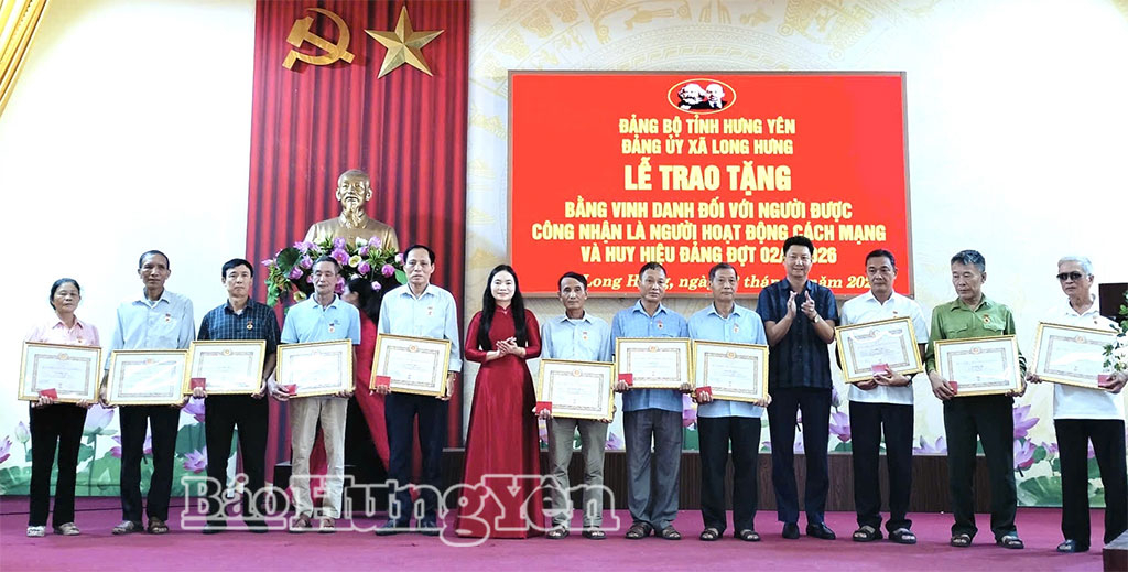 Lãnh đạo xã Long Hưng trao Huy hiệu 30 năm tuổi Đảng tặng các đảng viên.
