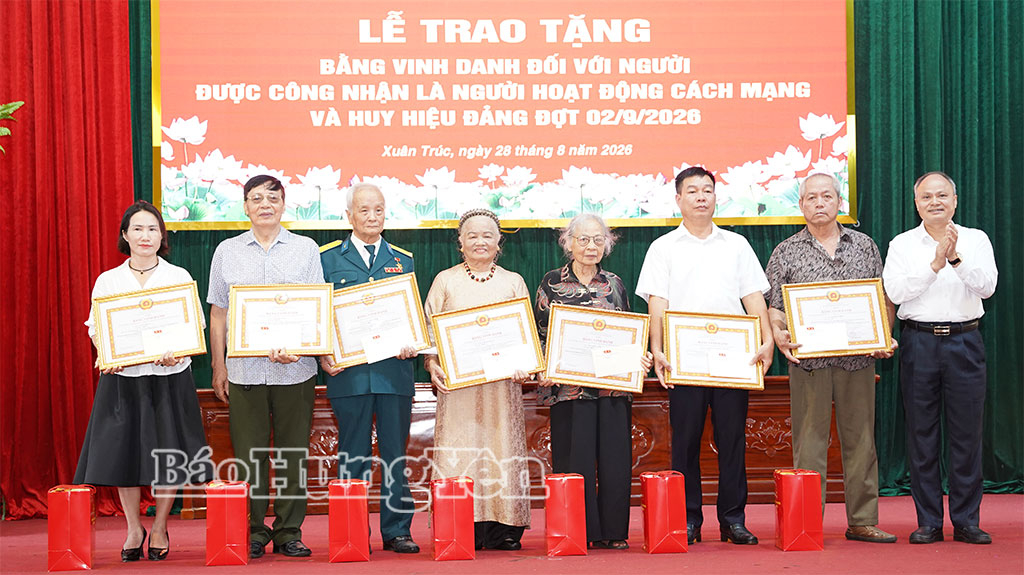 Lãnh đạo xã Xuân Trúc trao Bằng vinh danh đối với người được công nhận là người hoạt động cách mạng.