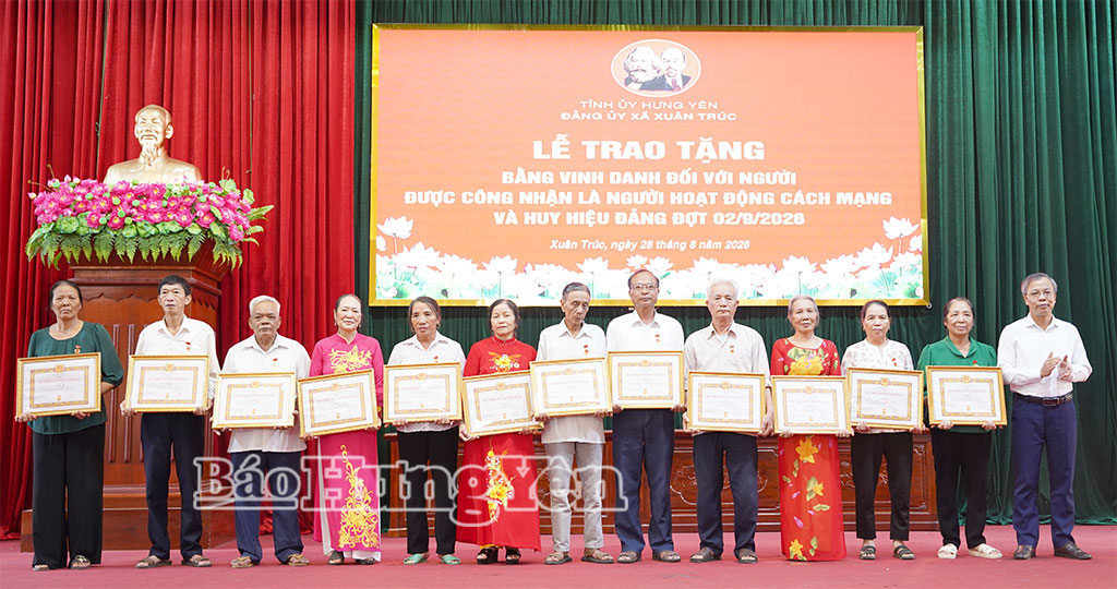 Các đảng viên vinh dự nhận Huy hiệu Đảng. 
