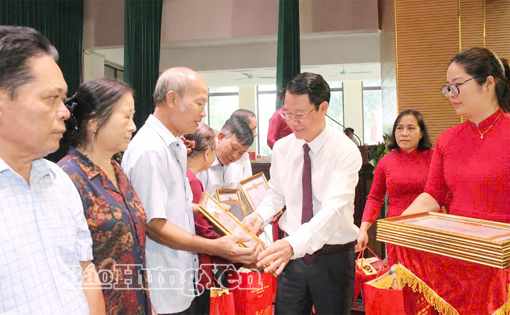 Lãnh đạo xã Quang Hưng trao tặng Bằng vinh danh cho thân nhân người được công nhận là người hoạt động cách mạng.