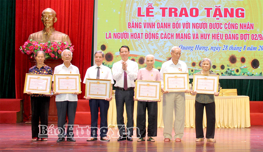 Lãnh đạo xã Quang Hưng trao tặng Huy hiệu Đảng cho đảng viên 60 năm tuổi Đảng.