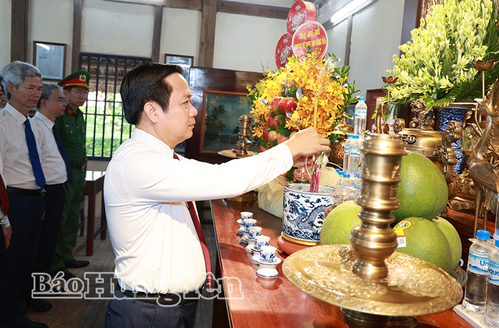 Đồng chí Phạm Quang Ngọc, Ủy viên Ban Chấp hành Trung ương Đảng, Bí thư Tỉnh ủy dâng hương tưởng niệm Chủ tịch Hồ Chí Minh tại Nhà lưu niệm Bác Hồ (phường Phố Hiến). Ảnh: Lê Hiếu