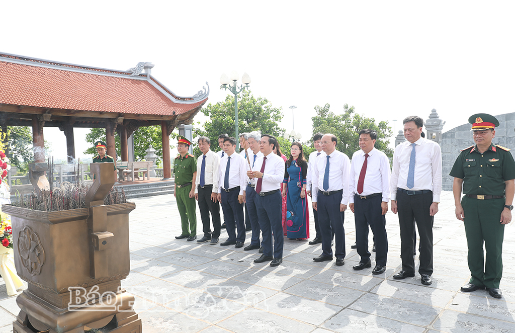 Đoàn đại biểu của tỉnh dâng hương tưởng niệm Chủ tịch Hồ Chí Minh tại Đền thờ Bác Hồ (phường Trà Lý) (Ảnh: Nguyễn Thơi)