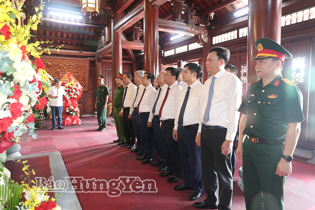 Đoàn đại biểu của tỉnh dâng hương tưởng niệm Chủ tịch Hồ Chí Minh tại Đền thờ Bác Hồ (phường Trà Lý) (Ảnh: Nguyễn Thơi)