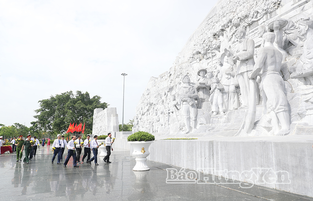 Đoàn đại biểu của tỉnh dâng hoa tưởng niệm Chủ tịch Hồ Chí Minh tại Tượng đài Bác Hồ với nông dân Việt Nam (phường Trà Lý). (Ảnh: Nguyễn Thơi)
