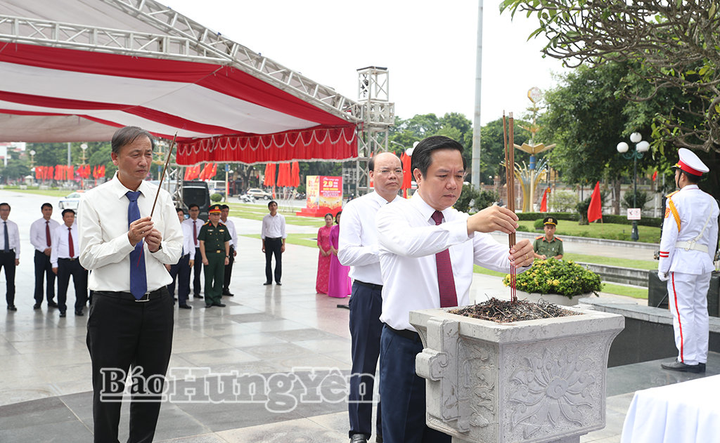 Đồng chí Phạm Quang Ngọc, Ủy viên Ban Chấp hành Trung ương Đảng, Bí thư Tỉnh ủy cùng các đại biểu dâng hương tưởng niệm đồng chí Nguyễn Đức Cảnh tại Tượng đài đồng chí Nguyễn Đức Cảnh (phường Thái Bình). (Ảnh: Nguyễn Thơi)