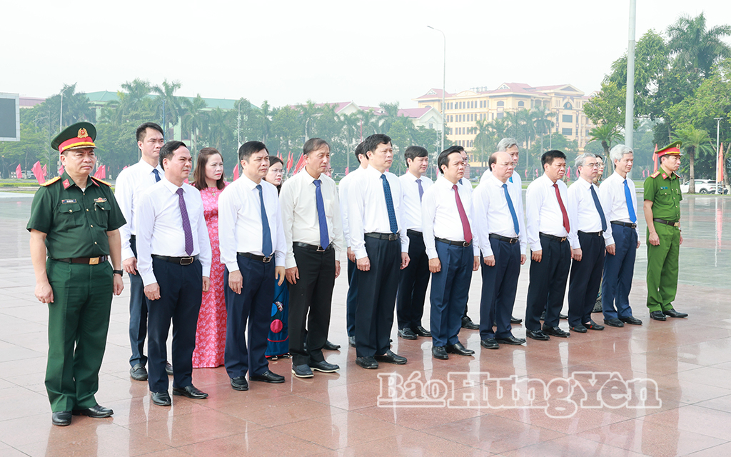 Đoàn đại biểu của tỉnh dâng hoa tại Tượng đài Tổng Bí thư Nguyễn Văn Linh (phường Phố Hiến). (Ảnh: Lê Hiếu)