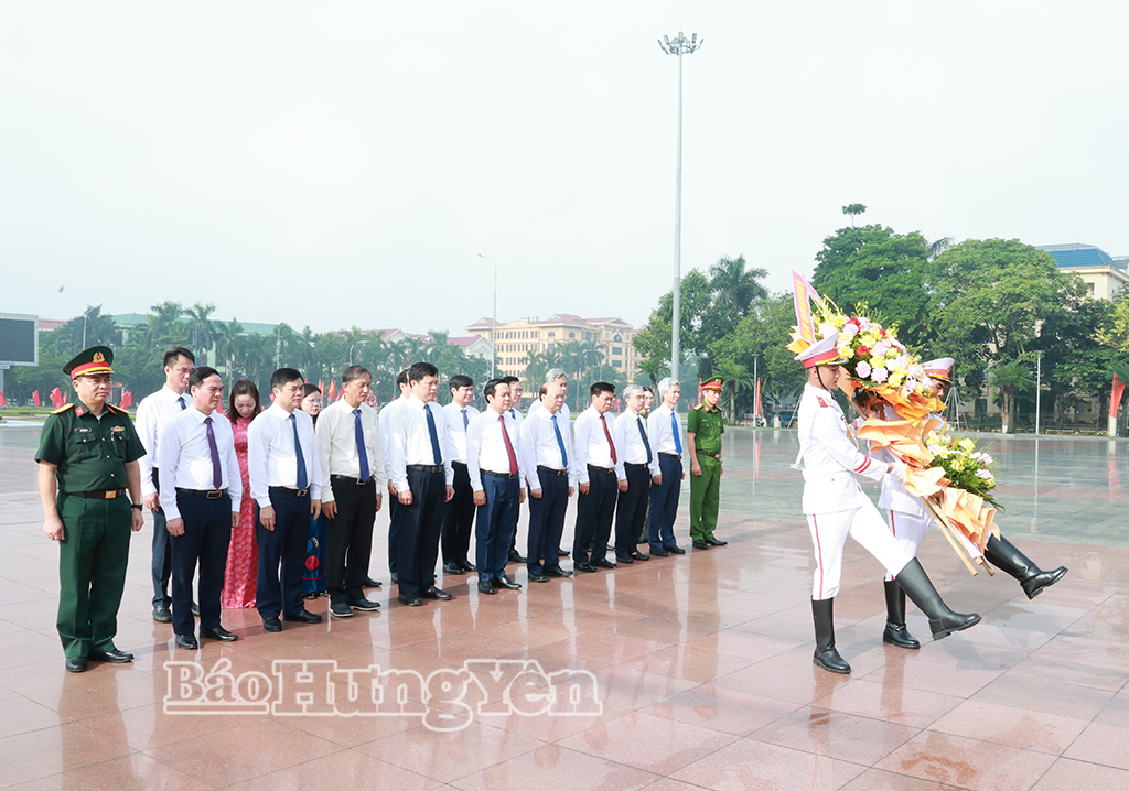 Đoàn đại biểu của tỉnh dâng hoa tại Tượng đài Tổng Bí thư Nguyễn Văn Linh (phường Phố Hiến). Ảnh: Lê Hiếu