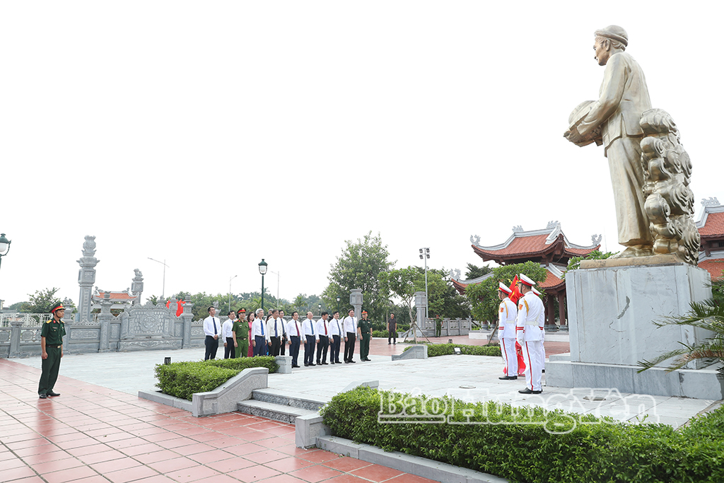 Đoàn đại biểu của tỉnh dâng hoa tưởng niệm các Bà mẹ Việt Nam anh hùng tại Đền thờ Mẹ Việt Nam anh hùng (phường Trà Lý). (Ảnh: Nguyễn Thơi)