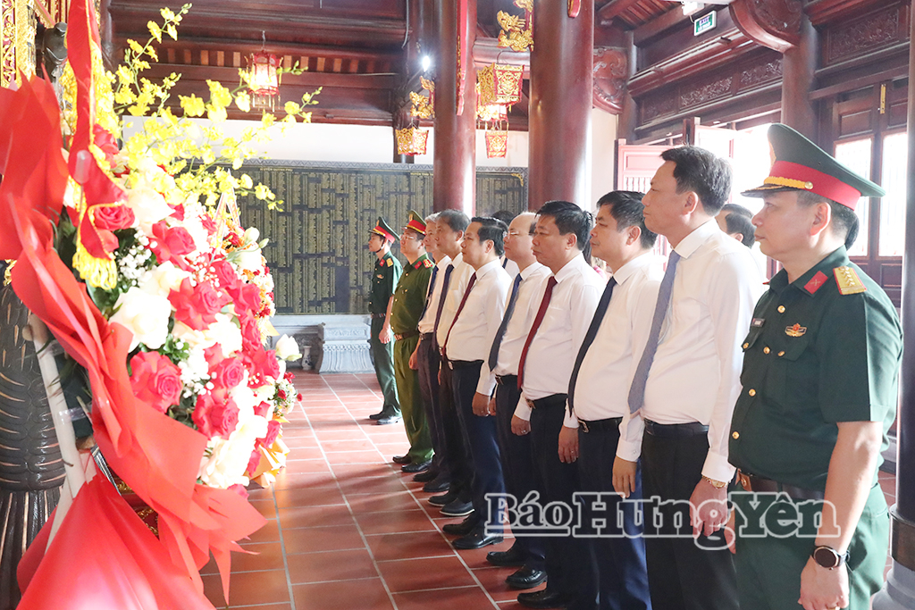 Đoàn đại biểu của tỉnh dâng hoa tưởng niệm các Bà mẹ Việt Nam anh hùng tại Đền thờ Mẹ Việt Nam anh hùng (phường Trà Lý). Ảnh: Nguyễn Thơi