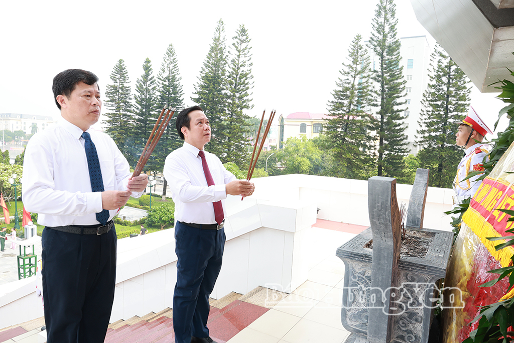 Các đồng chí: Phạm Quang Ngọc, Ủy viên Ban Chấp hành Trung ương Đảng, Bí thư Tỉnh ủy; Trần Quốc Toản, Phó Bí thư Thường trực Tỉnh ủy, Chủ tịch Ủy ban MTTQ Việt Nam tỉnh dâng hương tại Đài tưởng niệm các anh hùng liệt sĩ tỉnh (phường Phố Hiến). (Ảnh: Lê Hiếu)