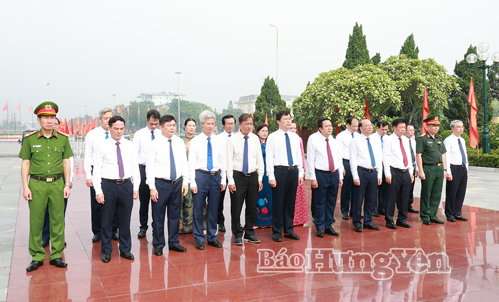 Đoàn đại biểu của tỉnh dâng hương, dâng hoa tại Đài tưởng niệm các anh hùng liệt sĩ tỉnh (phường Phố Hiến). Ảnh: Lê Hiếu