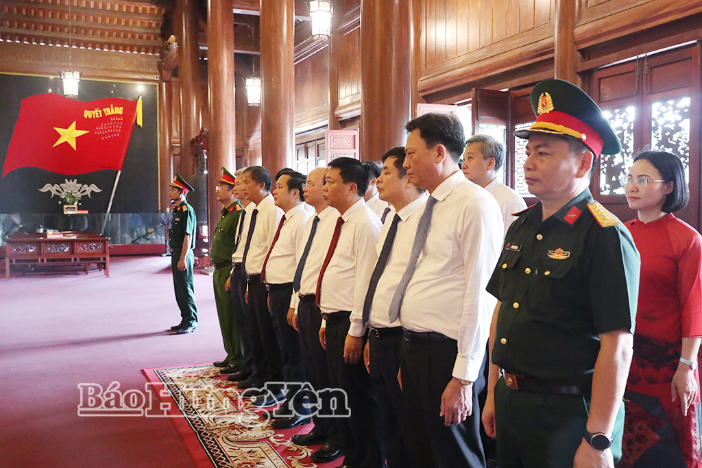Đoàn đại biểu của tỉnh dâng hương, dâng hoa viếng các anh hùng liệt sĩ tại Đền thờ Liệt sĩ tỉnh (phường Trần Hưng Đạo) (Ảnh: Nguyễn Thơi)