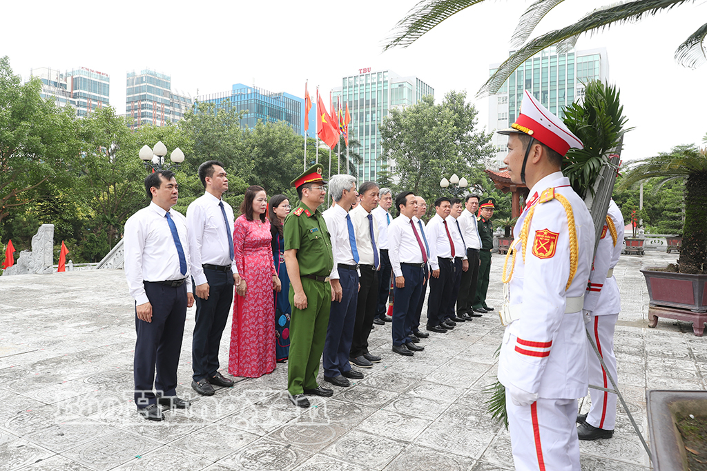 Đoàn đại biểu của tỉnh dâng hương, dâng hoa viếng các anh hùng liệt sĩ tại Đền thờ Liệt sĩ tỉnh (phường Trần Hưng Đạo). Ảnh: Nguyễn Thơi