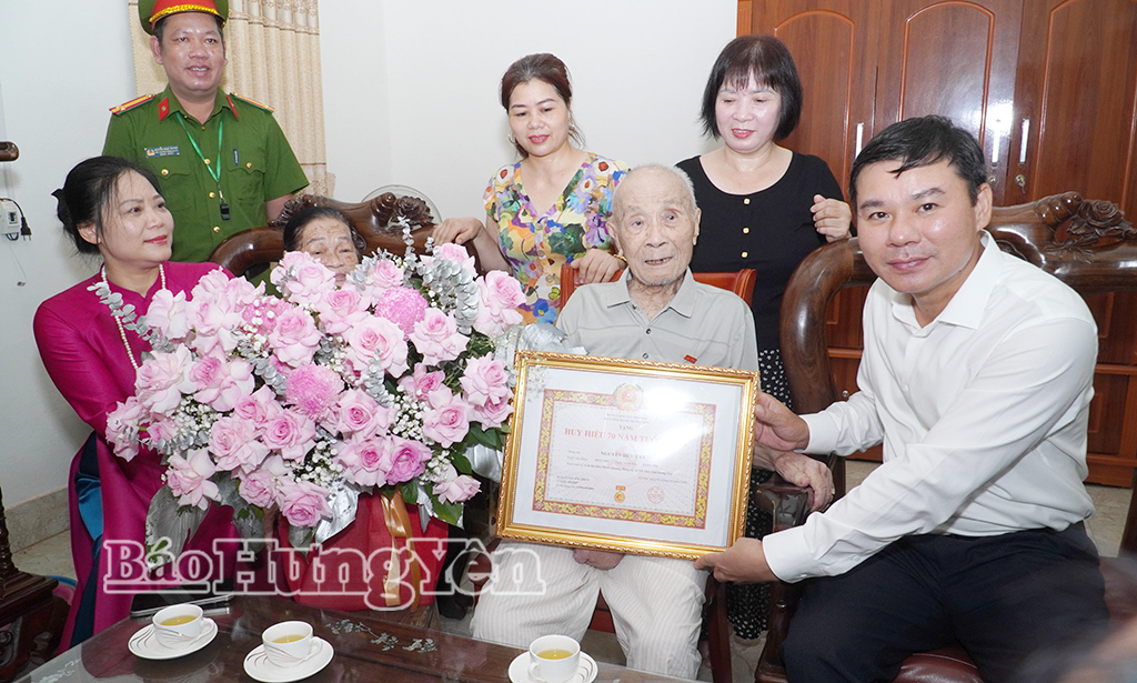 Đồng chí Phó Chủ tịch Thường trực UBND tỉnh Nguyễn Lê Huy trao Huy hiệu 70 năm tuổi Đảng tặng đảng viên Nguyễn Hữu Tẩy, thôn Minh Quang, xã Vũ Thư.